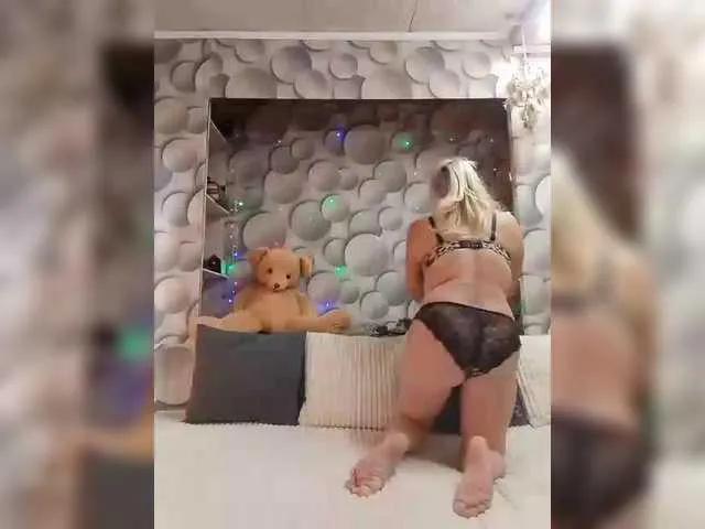 LizSage from BongaCams
