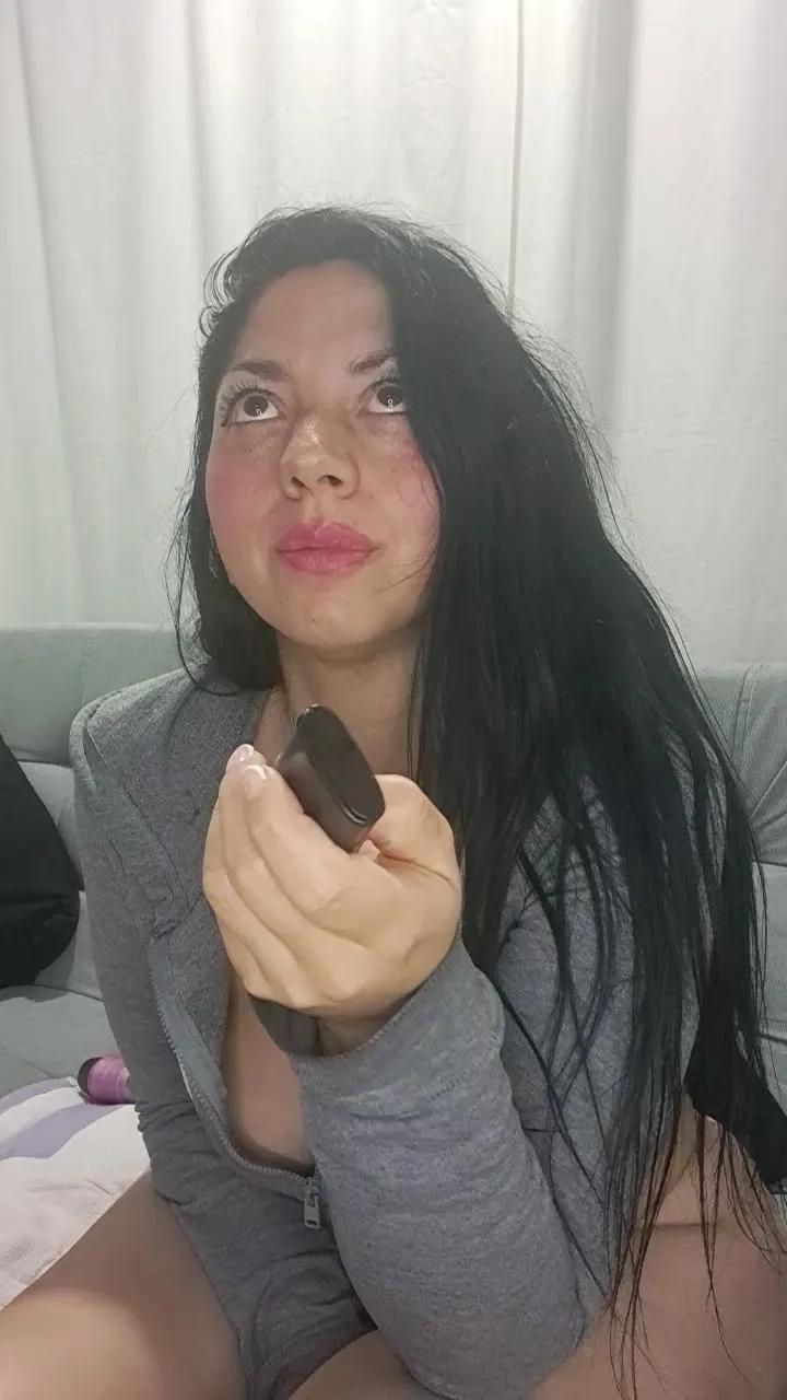 bella_milf1 from Cam4