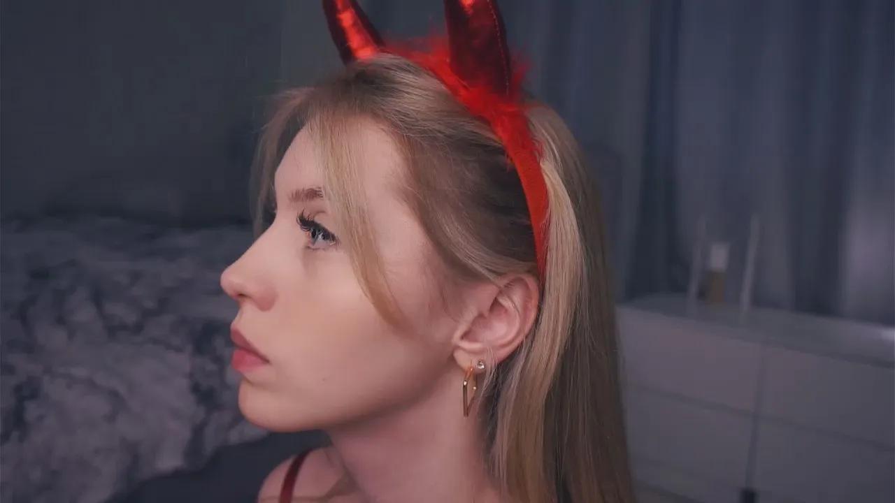 Masturbate to cute camwhore ErlineEggett ErlineEggett from Cam4