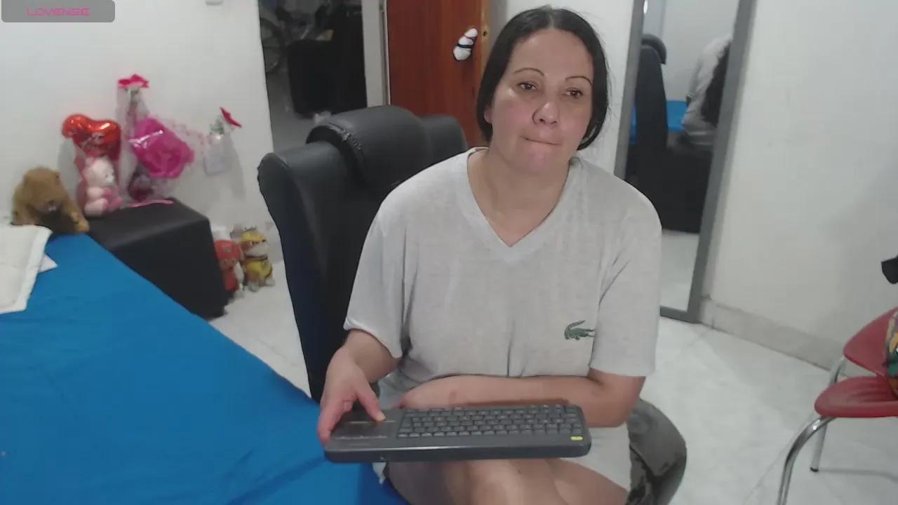 Masturbate to Cam4's LauraFoxx LauraFoxx from Cam4