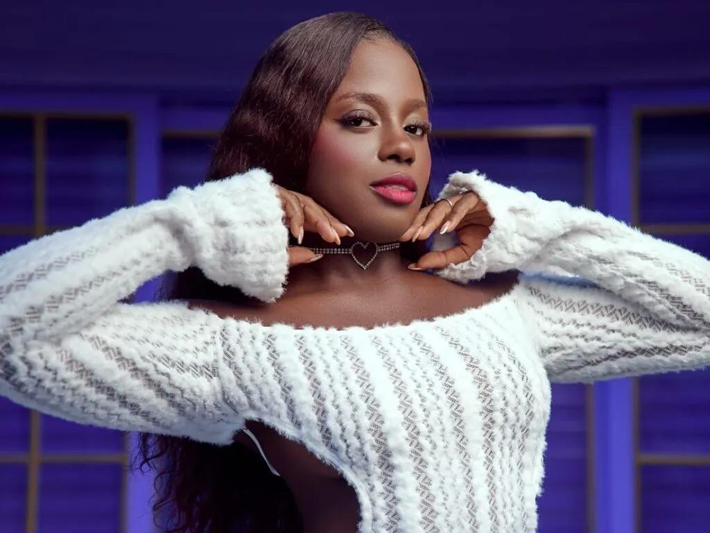 Cute EmiParks wants you to fuck her body now EmiParks from LiveJasmin