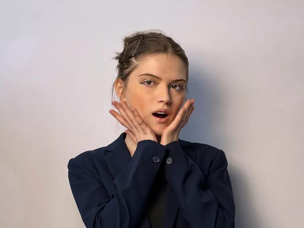 Masturbate to sexy camwhore FlairCatlow FlairCatlow from LiveJasmin