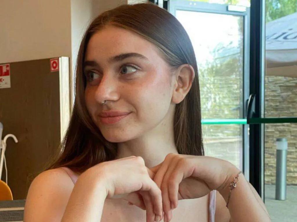 Masturbate to naked camslut FlorenceClutter FlorenceClutter from LiveJasmin