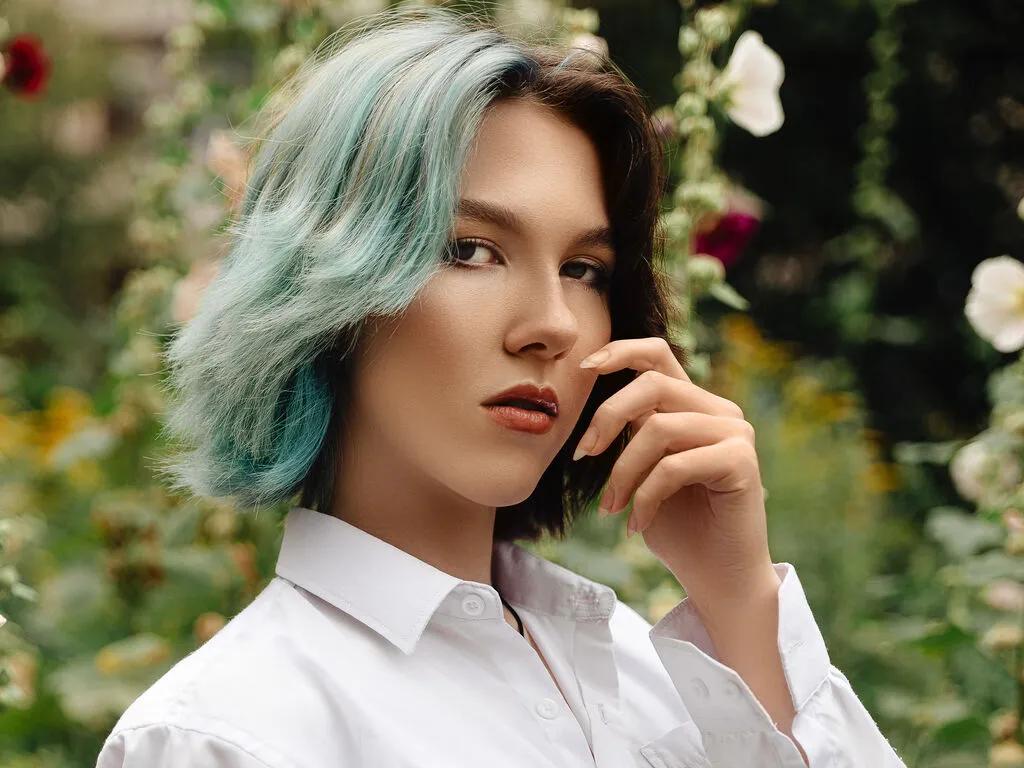 Masturbate to cute slut JessieLee JessieLee from LiveJasmin