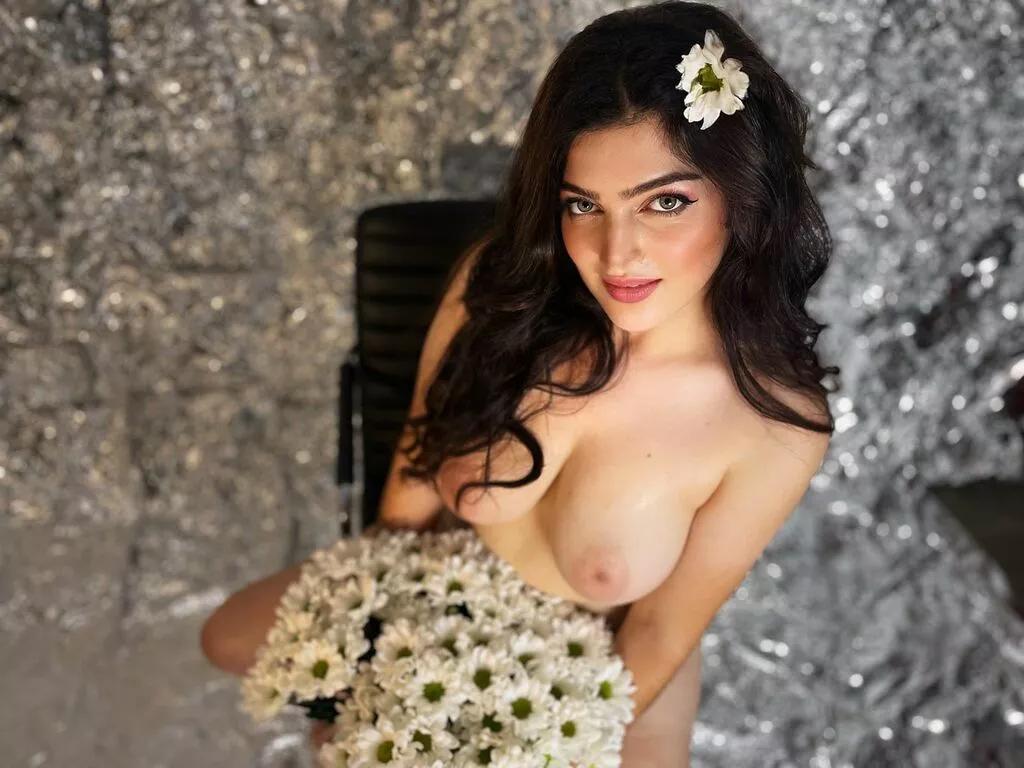 Discover sweet stripper KamillaRey KamillaRey from LiveJasmin