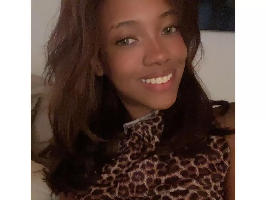 Explore sexy model KiaraJhonsont KiaraJhonsont from LiveJasmin