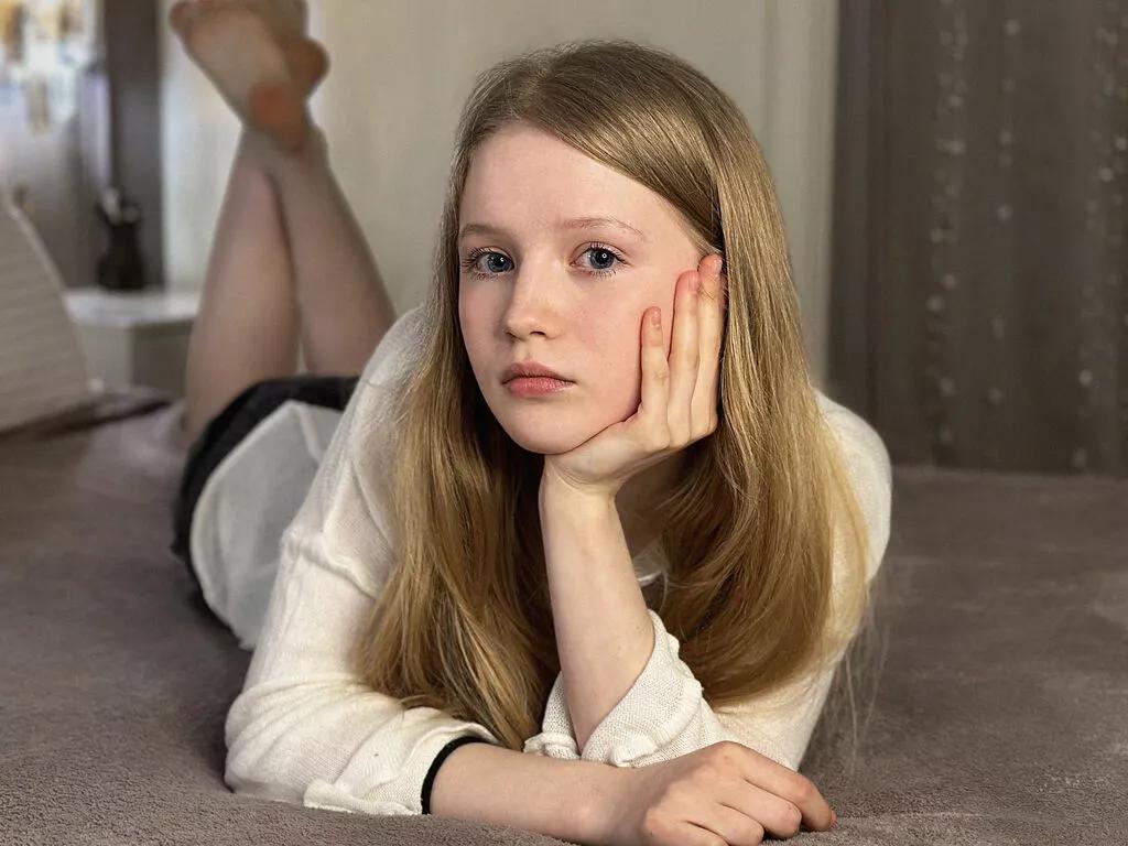 Watch sexy camwhore LilianHoward LilianHoward from LiveJasmin