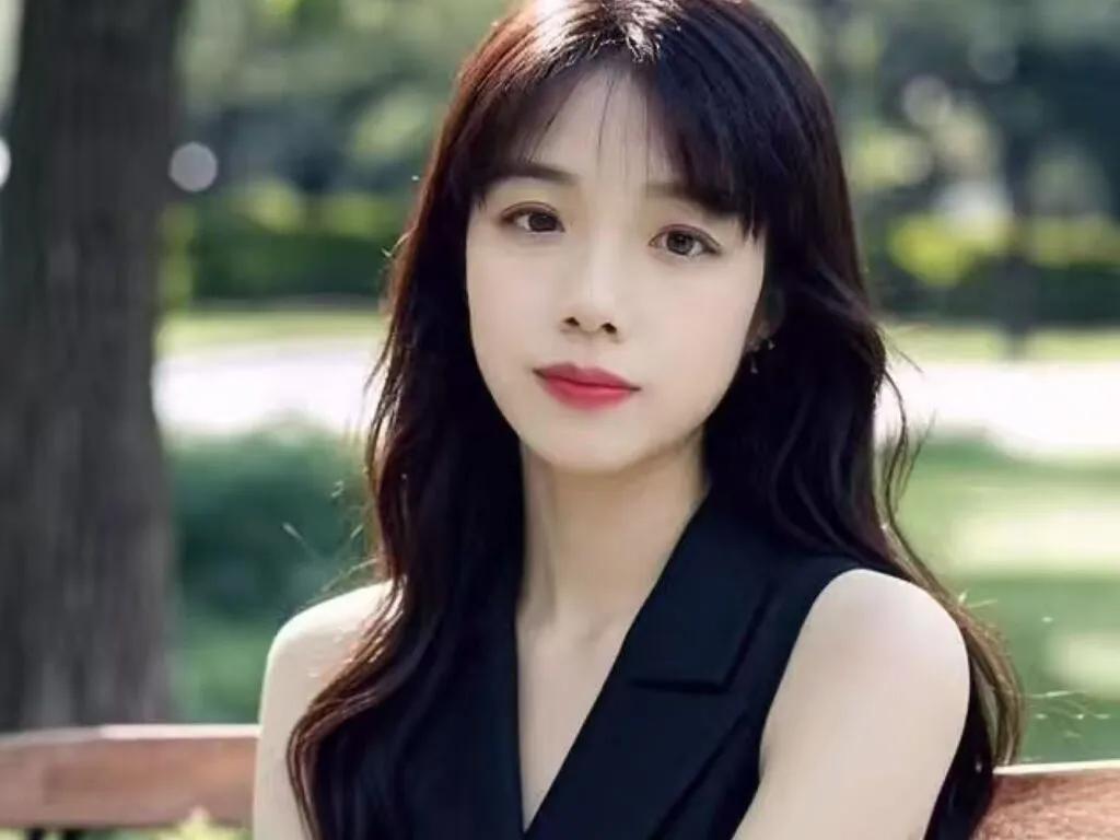 Try 45 years old liyufei from LiveJasmin liyufei from LiveJasmin