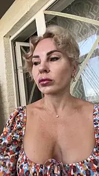 Hotnessi from StripChat