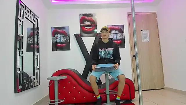 Watch sexy slut RED_EMPIRE RED_EMPIRE from StripChat