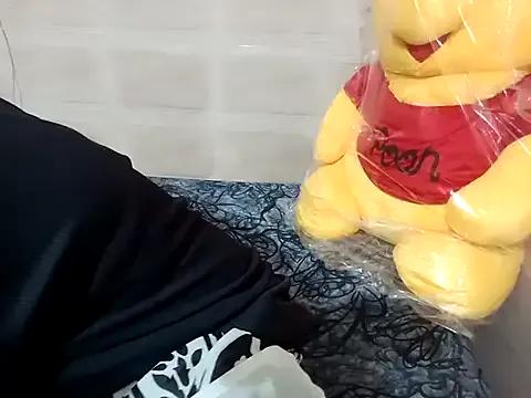 Masturbate to sexy escort Shuhana_ shuhana_ from StripChat