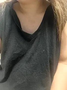 squirtshantal from StripChat